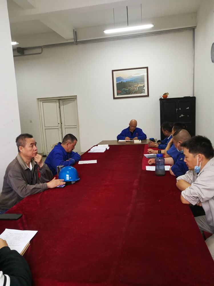 機(jī)加裝配黨支部召開(kāi)全體黨員大會(huì)，組織主題教育學(xué)習(xí)。